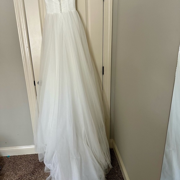 Elegant Ivory Spaghetti-Strap Tulle Wedding Gown - Picture 12 of 16